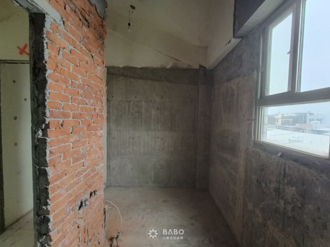 ▲設計師會定期到工地巡視,確認工程進度是否符合預期,若現場遇到突發狀況,也能第一時間掌握並協助解決,確保施工順利進行,同時設計師也會定期拍攝現場照片,並上傳至專屬群組,讓屋主隨時掌握工地最新狀況,提升溝通效率與安心感。