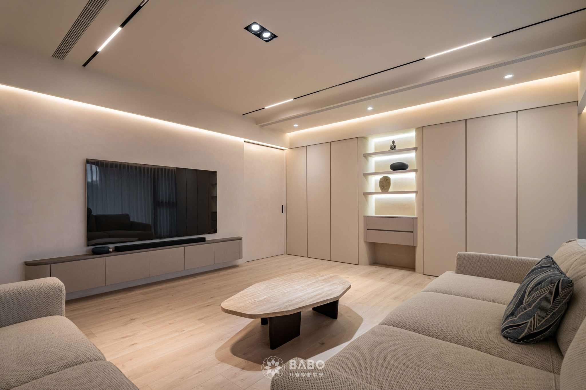 ▲電視牆面特選與涼廊同名特殊塗料:LOGGIA,令其突出於環境之奶油色調,強化空間的主次層級。