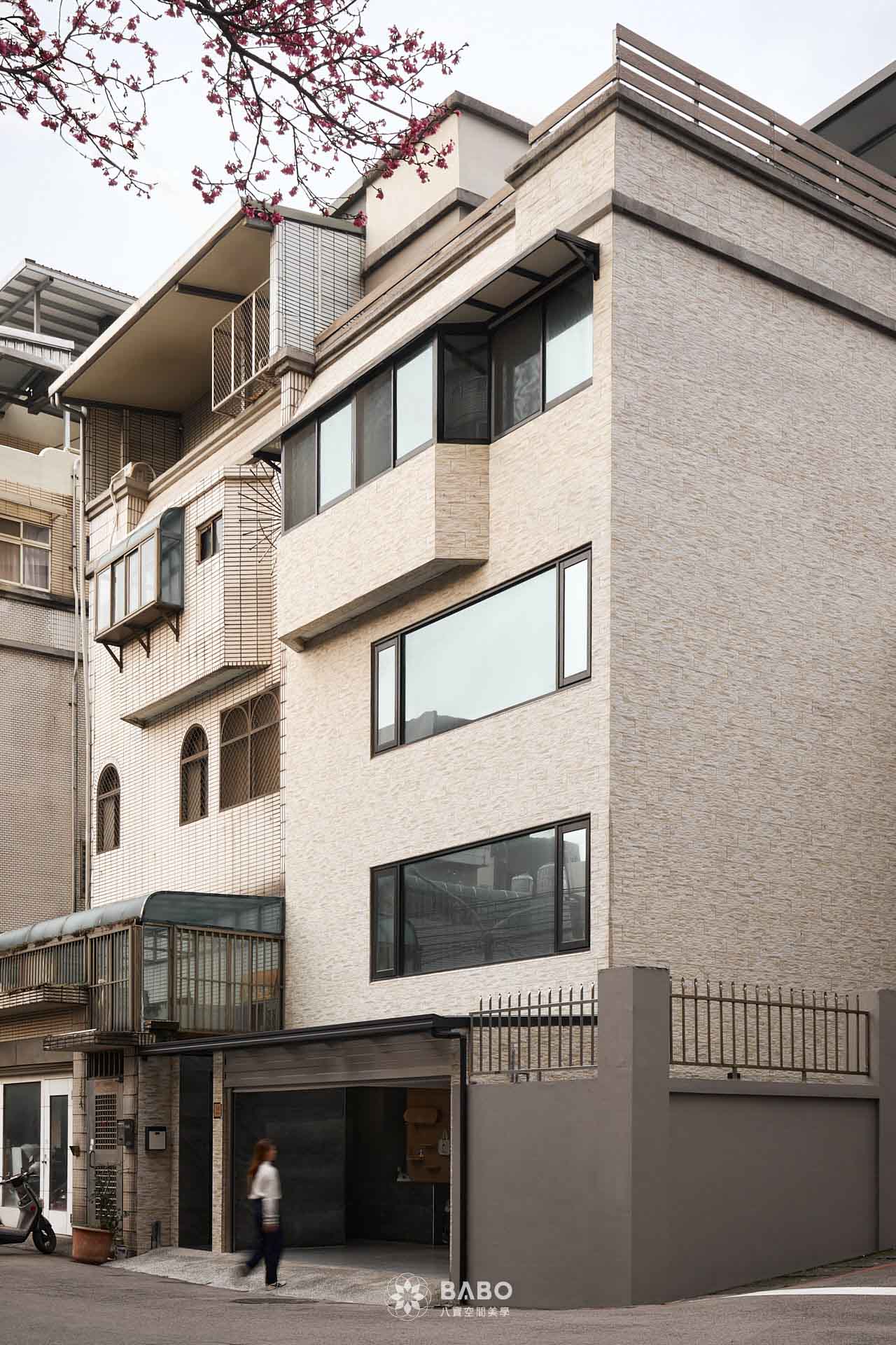 ▲這棟雙拼型透天厝老屋翻新,經歷了一場從建築外觀到室內細節的徹底翻新。原本陳舊老屋的形象,經過設計團隊巧手改造,注入嶄新元素與現代機能,煥發出全然不同的風貌,不僅立面重新打造,賦予建築嶄新的辨識度,室內空間亦重整格局、材質與動線,實現居住者對舒適與美感的期待。
