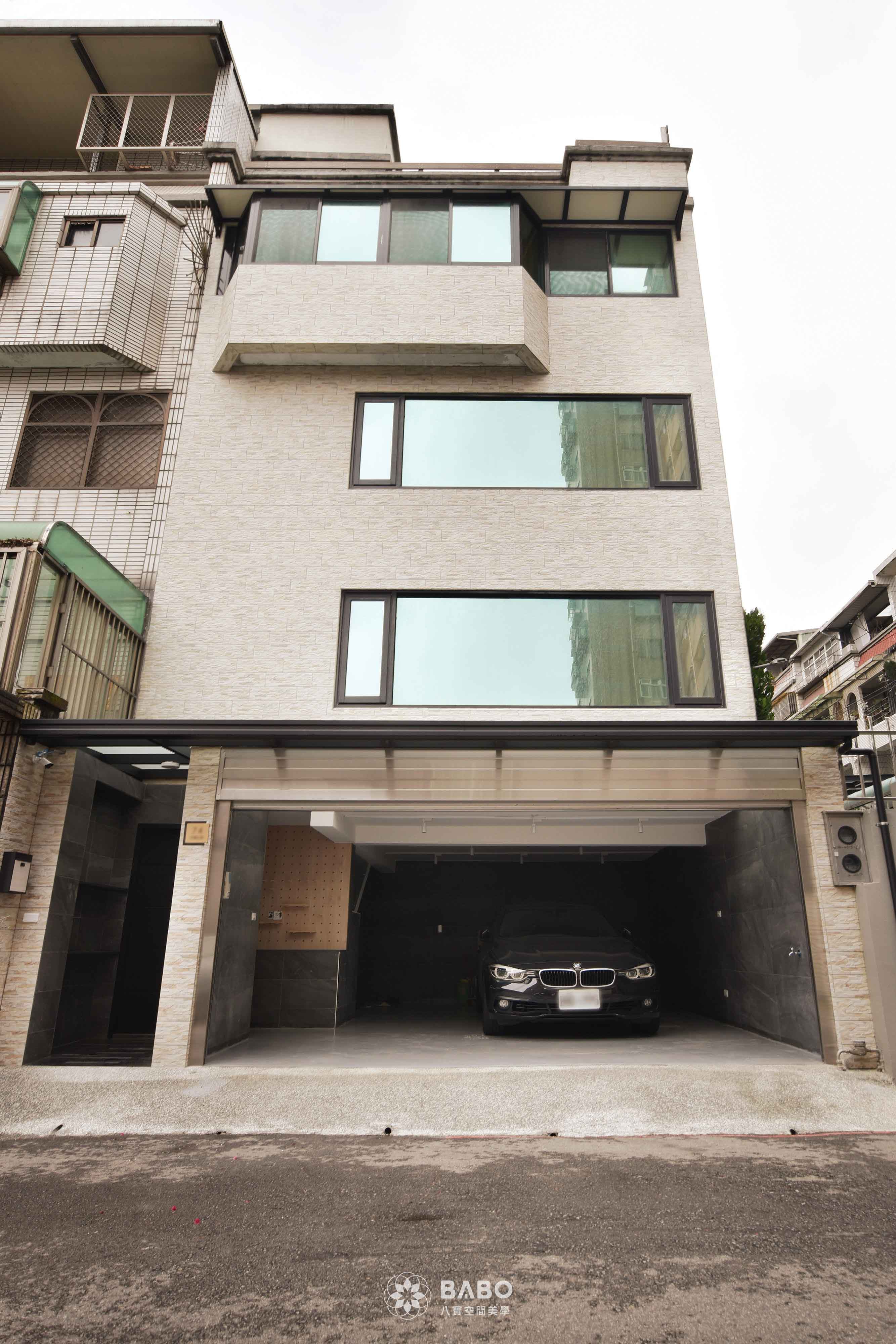 ▲一樓通常作為住宅的門面與進出要道,建議規劃車庫或停車棚,方便停放車輛;同時設置乾淨整齊的玄關區,作為室外與室內之間的過渡緩衝,若坪數足夠,也可考慮增設儲藏空間、多功能室或長輩房,提供生活更多彈性與便利性。