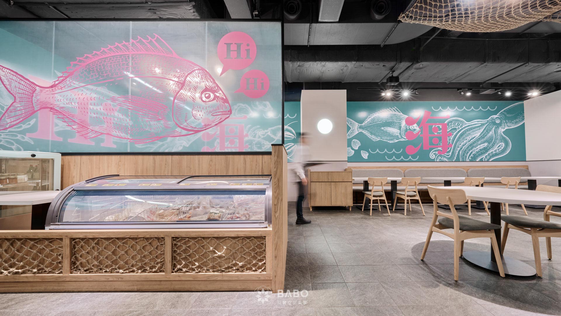 ▲延續柚子花花青埔店的設計經驗,『海海客家菜』在規劃初期便優先考量冰櫃與出入口的動線配置。不同於多數餐廳將冰櫃隱藏於角落,我們反其道而行,將冰櫃設置於醒目位置,方便顧客挑選想帶回家的料理包美食,同時冰櫃亦兼具屏風功能,為空間增添一抹趣味與層次感。
