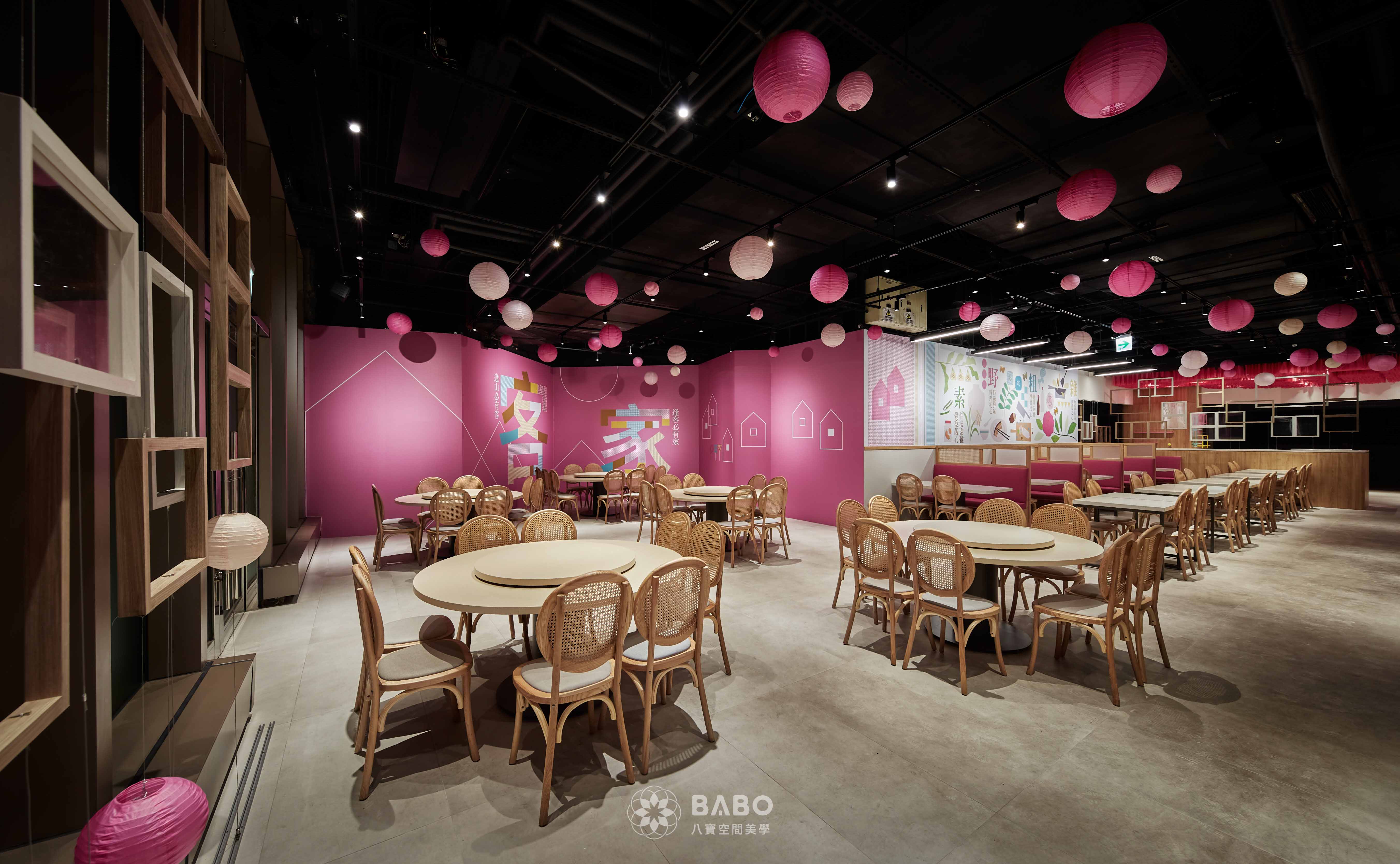 ▲柚子花花青春客家菜A19青埔店在座位配置上兼具彈性與舒適性,除了設有圓桌與方桌外,也規劃整排卡座式座位區,滿足不同用餐需求。